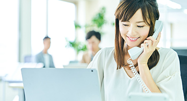 写真:電話対応をしている女性